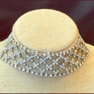 Elegant formal choker